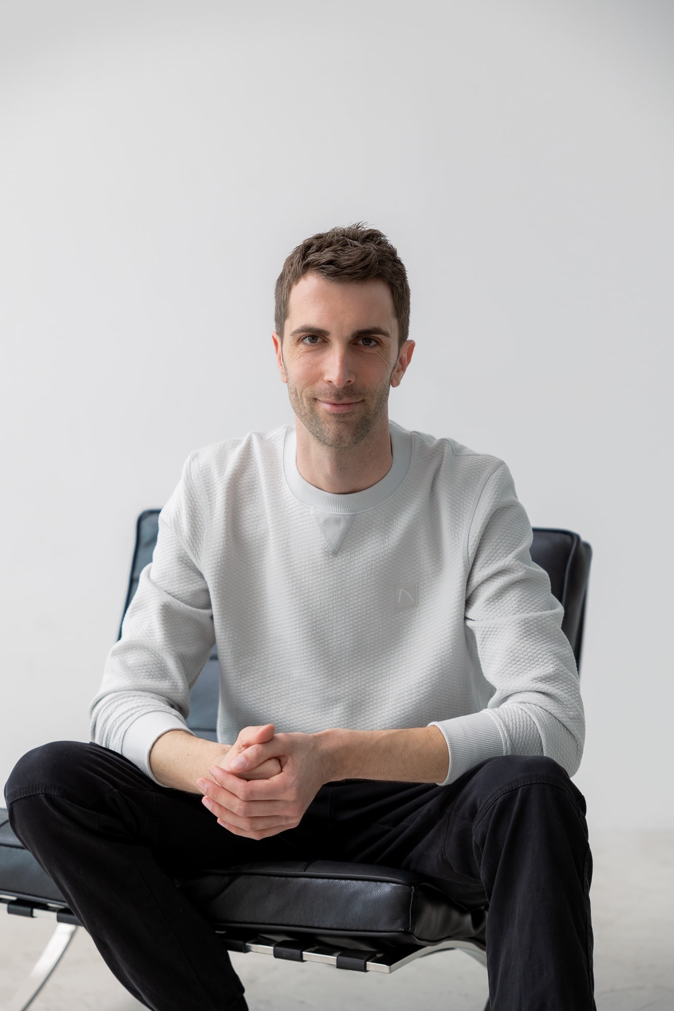 Philipp Herr Portrait sitzend in Farbe