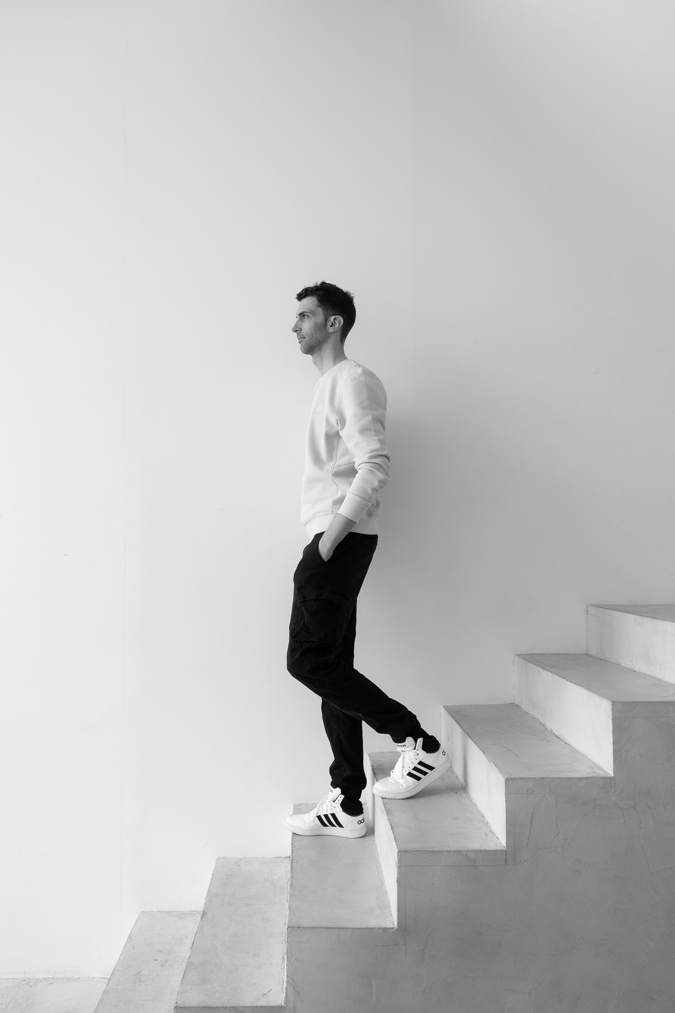 Philipp Hergeht die Treppe runter schwarz weiss