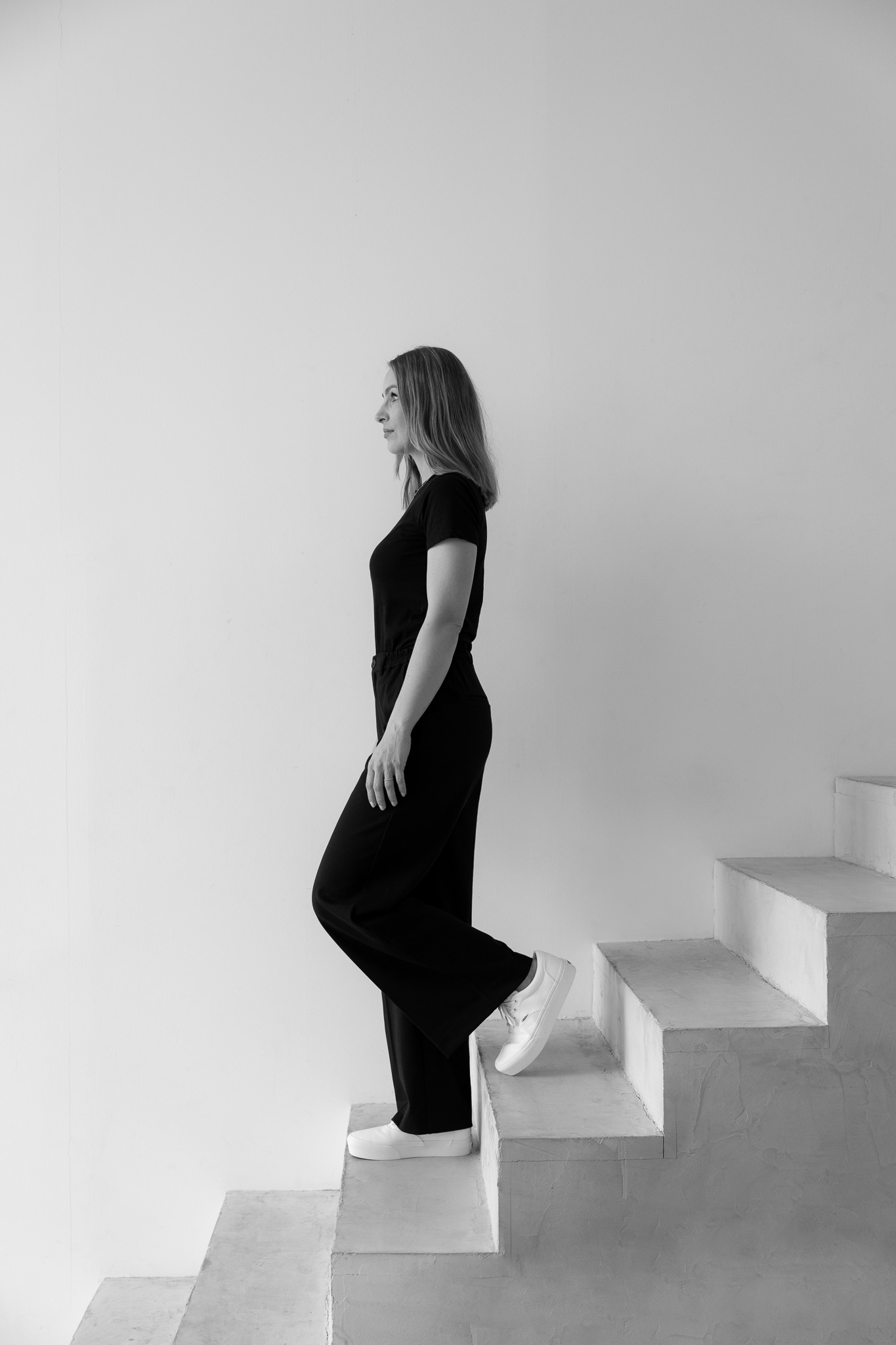 Nadine Herr geht die Treppe runter schwarz weiss