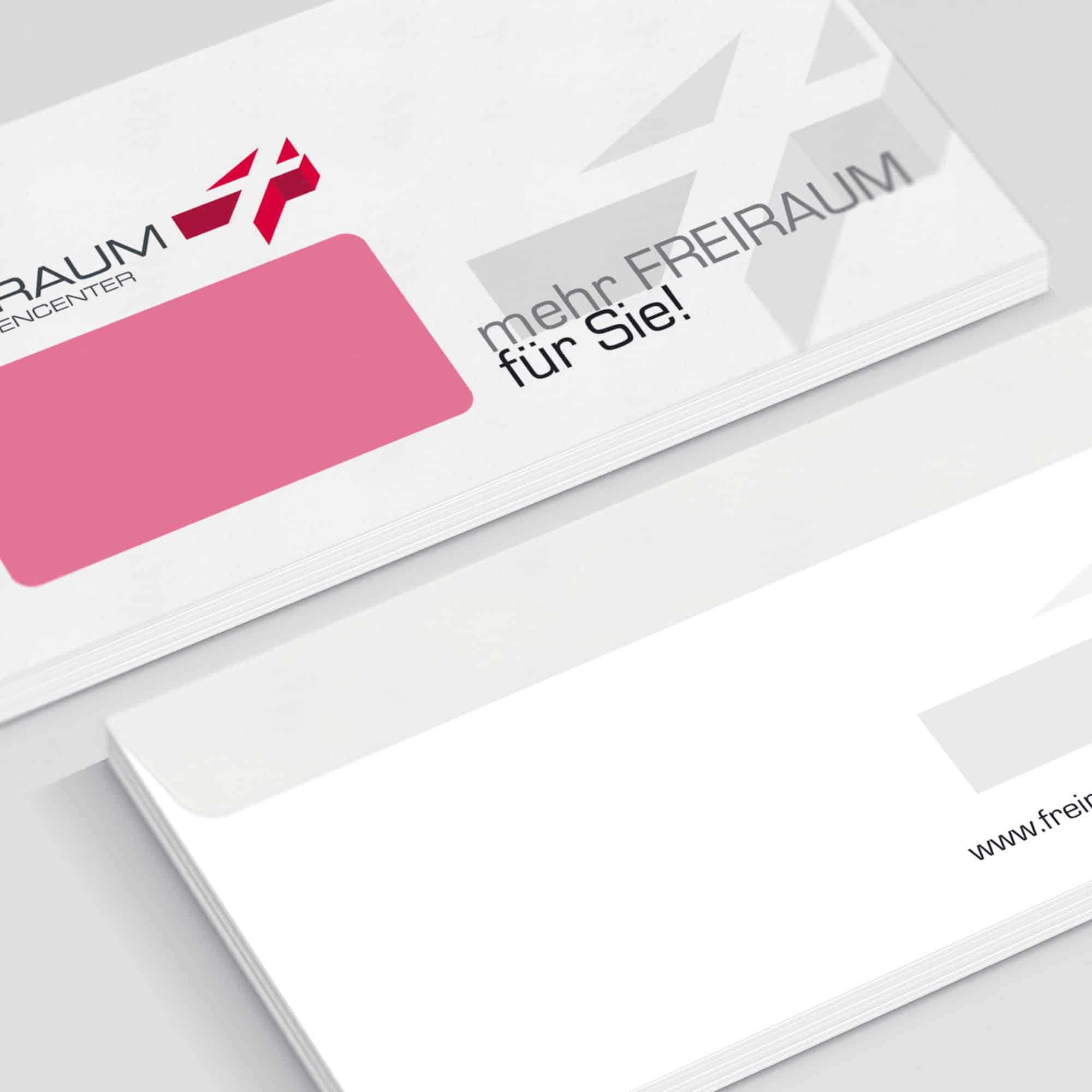 dinlang_mitfenster Grafik mit zwei Briefkuverts für unseren Kunden Freiraum.